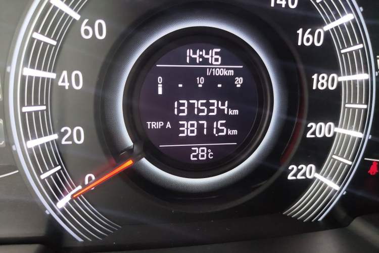 Used Honda Odyssey 2015 2.4L Smart Edition Odometer Close Up
