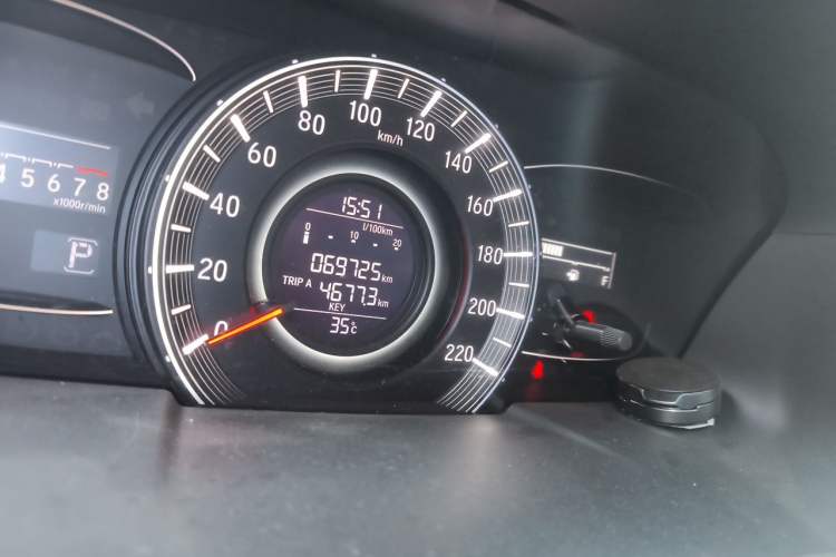 Used Honda Odyssey 2015 2.4L Smart Edition Odometer Close Up