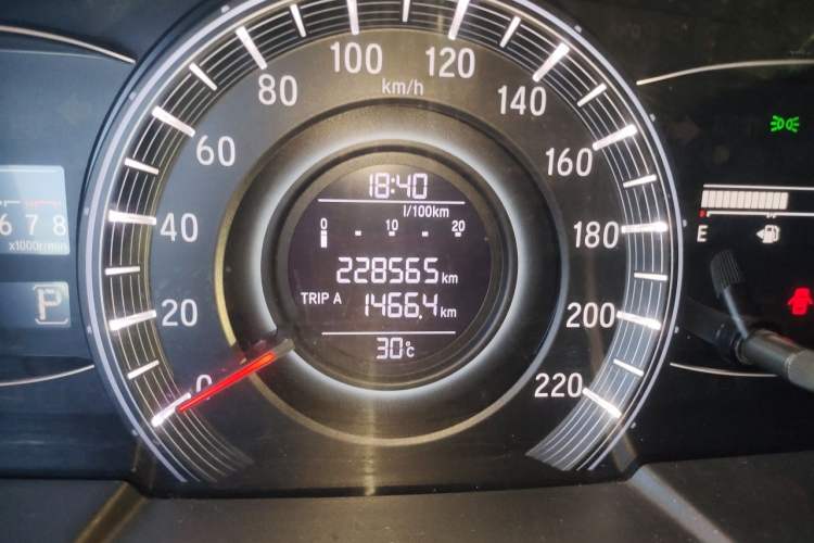 Used Honda Odyssey 2015 Updated Version 2.4L Smart Edition Odometer Close Up