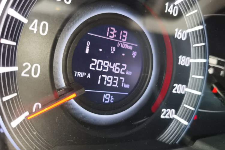 Used Honda Odyssey 2015 2.4L Smart Edition Odometer Close Up