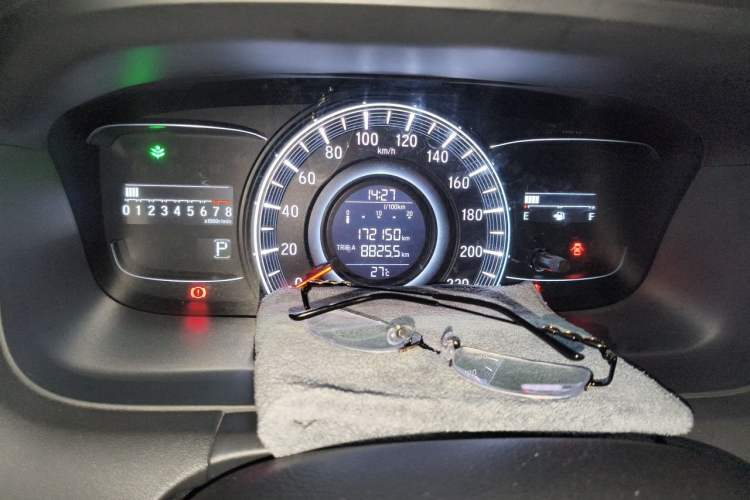 Used Honda Odyssey 2015 2.4L Smart Edition Odometer Close Up