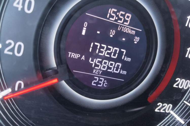Used Honda Odyssey 2015 2.4L Smart Edition Odometer Close Up