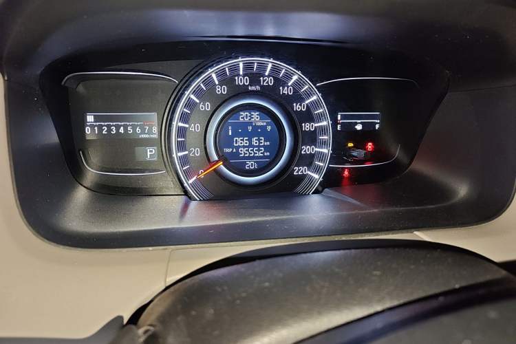 Used Honda Odyssey 2015 Revised 2.4L Luxury Edition Odometer Close Up
