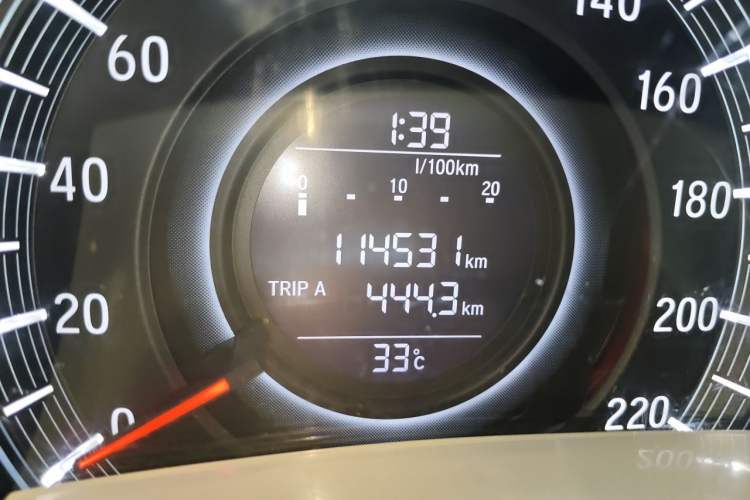 Used Honda Odyssey 2015 2.4L Comfort Edition Odometer Close Up