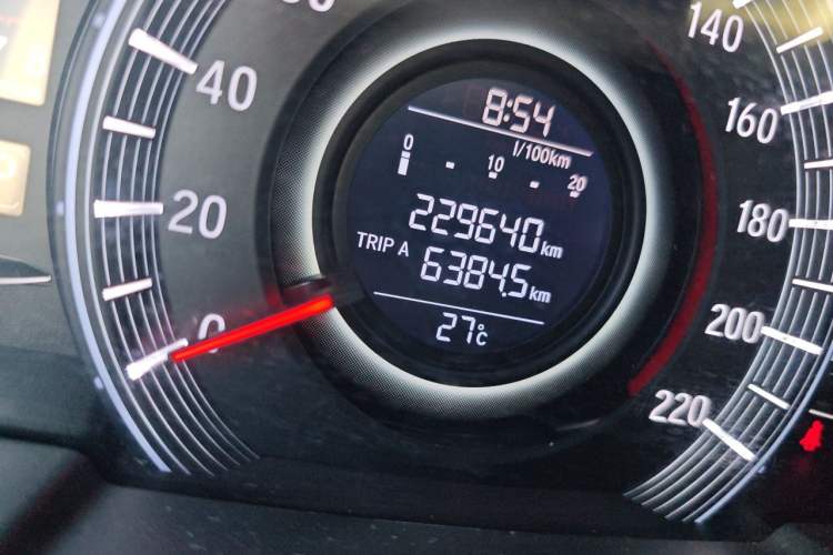 Used Honda Odyssey 2015 2.4L Luxury Edition Odometer Close Up