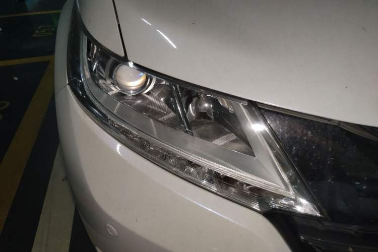 Used Honda Odyssey 2015 2.4L Luxury Edition Right Front Headlight