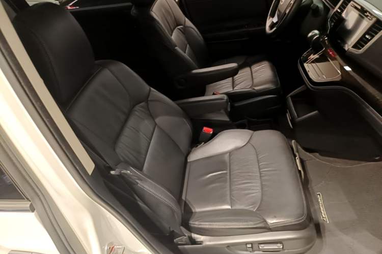 Used Honda Odyssey 2015 Updated Version 2.4L Smart Edition Right Front Seat