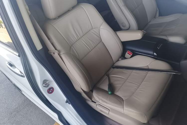 Used Honda Odyssey 2015 Revised 2.4L Luxury Edition Right Front Seat
