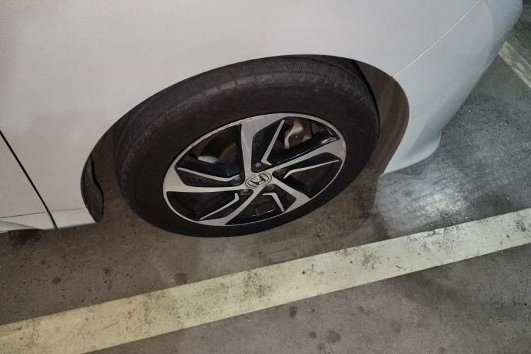 Used Honda Odyssey 2015 2.4L Luxury Edition Right Front Wheel Hub