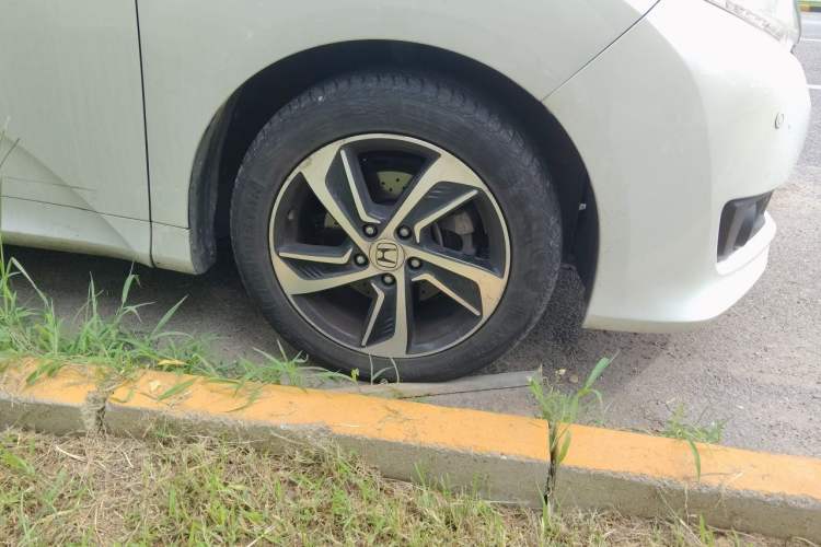 Used Honda Odyssey 2015 2.4L Supreme Edition Right Front Wheel Hub