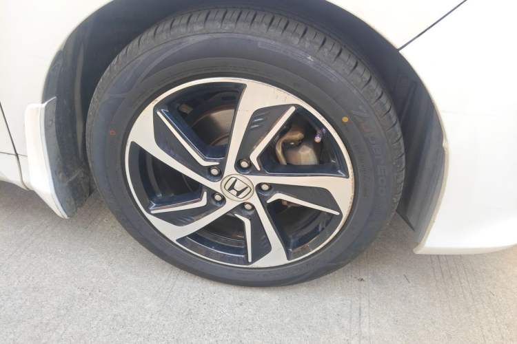 Used Honda Odyssey 2015 2.4L Luxury Edition Right Front Wheel Hub