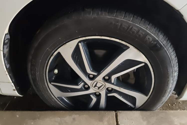 Used Honda Odyssey 2015 Updated Version 2.4L Smart Edition Right Front Wheel Hub