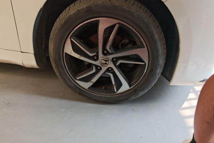 Used Honda Odyssey 2015 2.4L Luxury Edition Right Front Wheel Hub