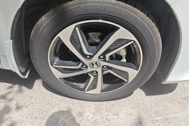 Used Honda Odyssey 2015 Updated Version 2.4L Smart Edition Right Front Wheel Hub