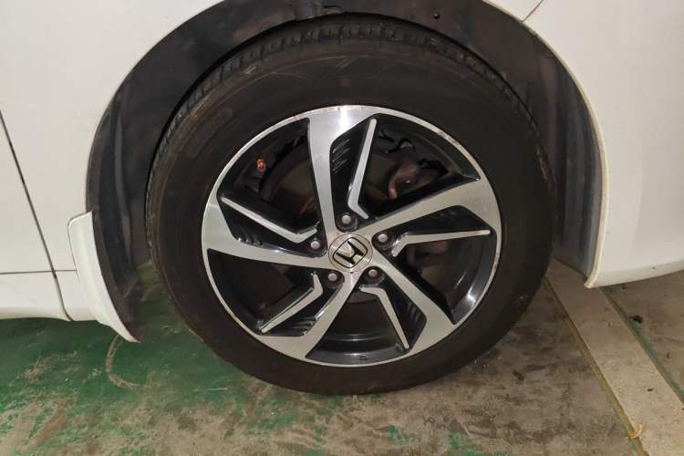 Used Honda Odyssey 2015 Updated Version 2.4L Smart Edition Right Front Wheel Hub
