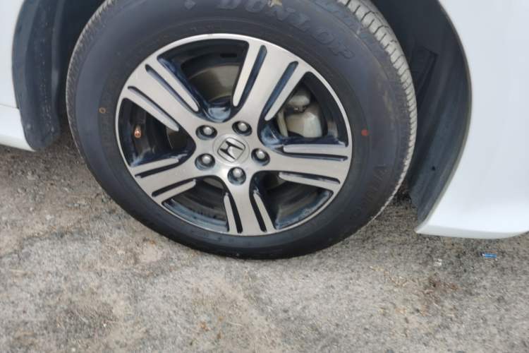 Used Honda Odyssey 2015 2.4L Comfort Edition Right Front Wheel Hub
