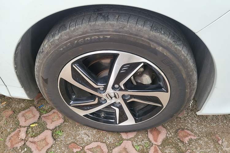 Used Honda Odyssey 2015 Updated Version 2.4L Smart Edition Right Front Wheel Hub