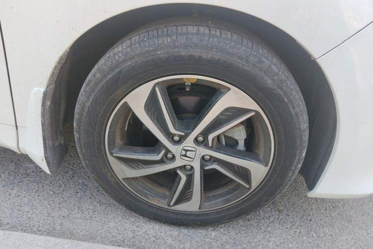 Used Honda Odyssey 2015 2.4L Luxury Edition Right Front Wheel Hub