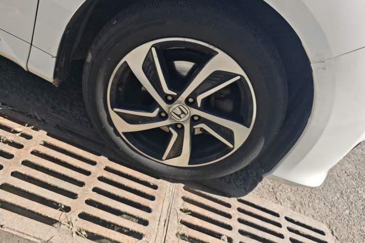 Used Honda Odyssey 2015 2.4L Luxury Edition Right Front Wheel Hub