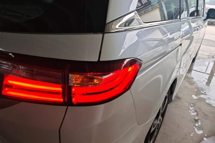 Used Honda Odyssey 2015 Revised 2.4L Luxury Edition Right Rear Taillight