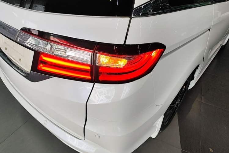 Used Honda Odyssey 2015 2.4L Smart Edition Right Rear Taillight