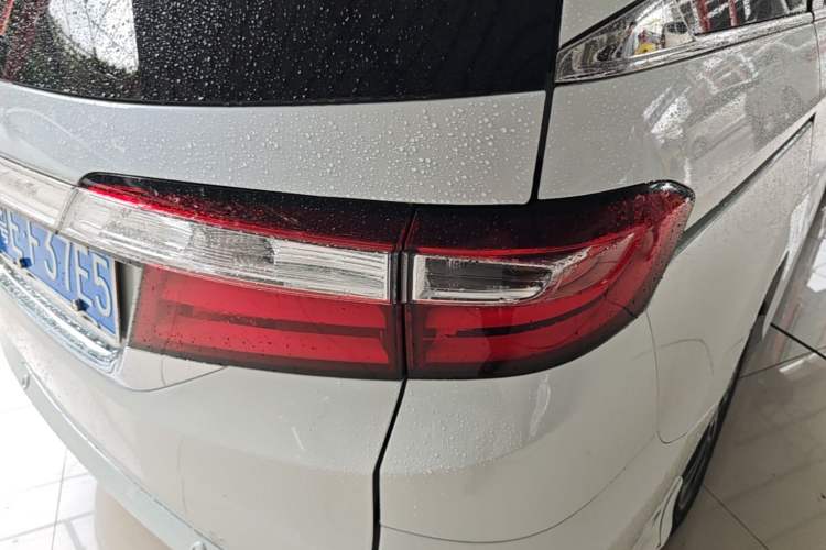 Used Honda Odyssey 2015 Revised 2.4L Luxury Edition Right Rear Taillight