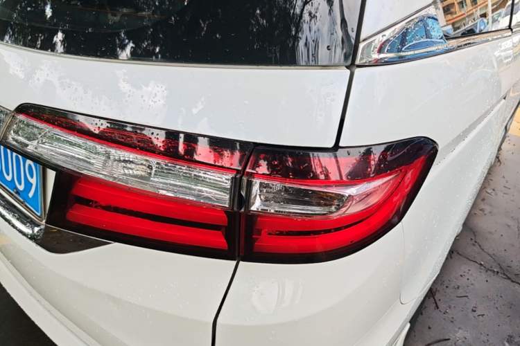 Used Honda Odyssey 2015 2.4L Comfort Edition Right Rear Taillight