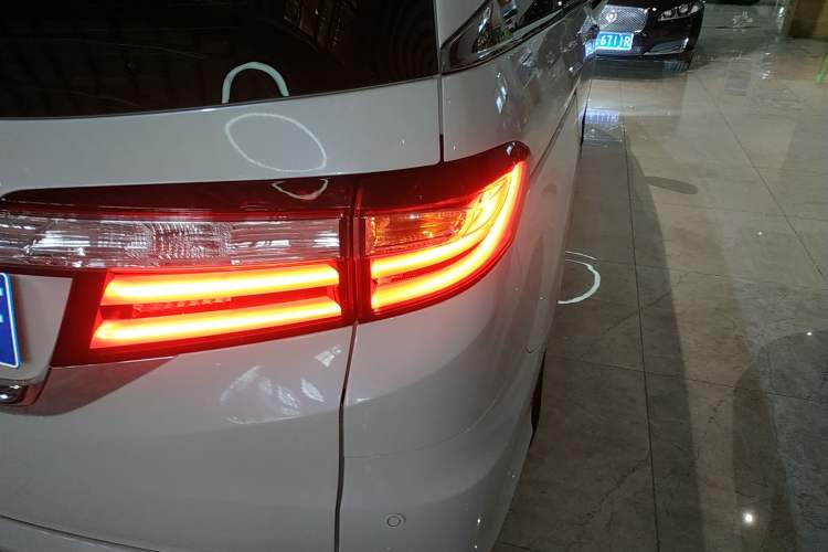 Used Honda Odyssey 2015 Revised 2.4L Luxury Edition Right Rear Taillight
