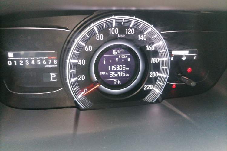 Used Honda Odyssey 2017 2.4L Luxury Edition Odometer Close Up