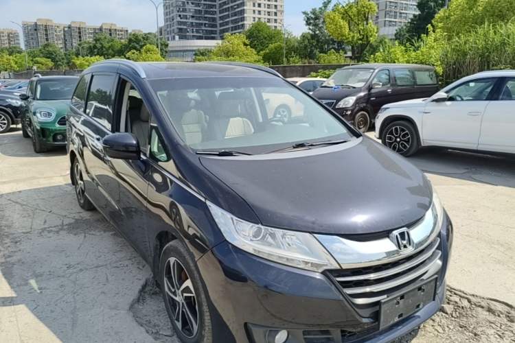 Used Honda Odyssey 2017 2.4L Luxury Edition Front Right 45 Deg