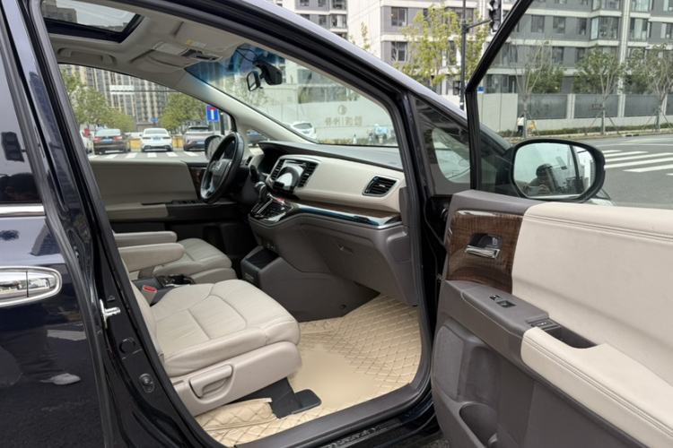 Used Honda Odyssey 2017 2.4L Luxury Edition Interior 6