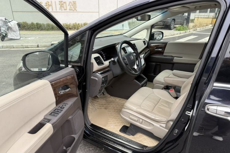 Used Honda Odyssey 2017 2.4L Luxury Edition Interior 9