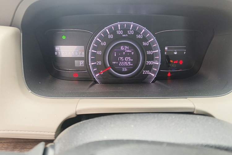 Used Honda Odyssey 2017 2.4L Luxury Edition Odometer Close Up