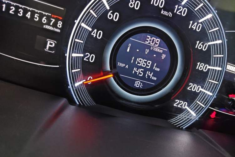Used Honda Odyssey 2017 2.4L Luxury Edition Odometer Close Up