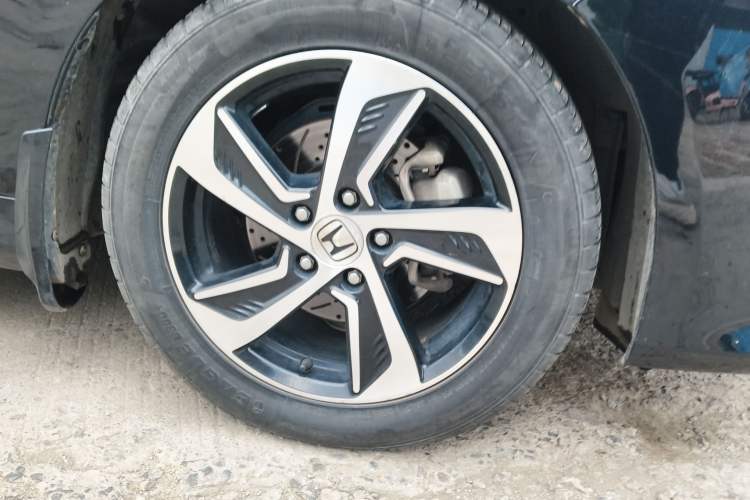 Used Honda Odyssey 2017 2.4L Luxury Edition Right Front Wheel Hub