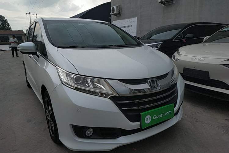 Used Honda Odyssey 2017 2.4L Luxury Edition Front Right 45 Deg