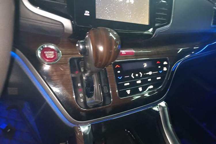 Used Honda Odyssey 2017 2.4L Smart Edition Gear Lever
