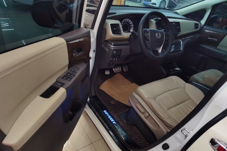 Used Honda Odyssey 2017 2.4L Luxury Edition Interior 3