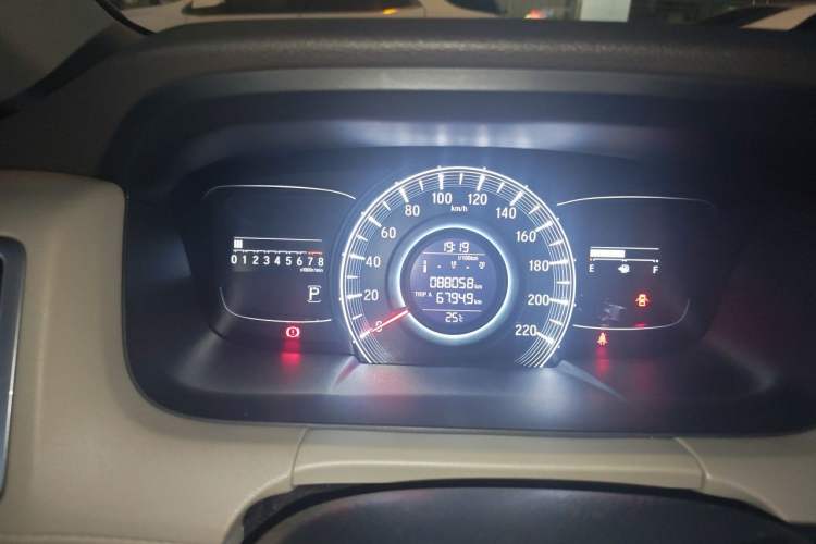 Used Honda Odyssey 2017 2.4L Luxury Edition Odometer Close Up