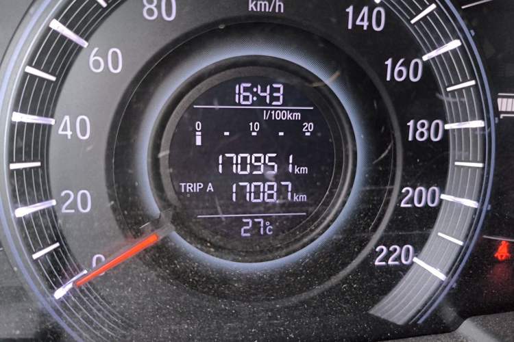 Used Honda Odyssey 2017 2.4L Luxury Edition Odometer Close Up
