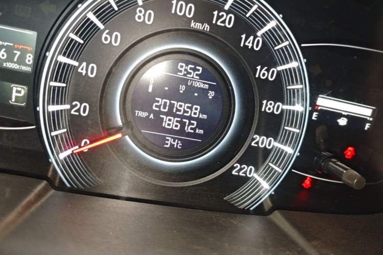 Used Honda Odyssey 2017 2.4L Luxury Edition Odometer Close Up
