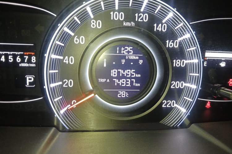 Used Honda Odyssey 2017 2.4L Luxury Edition Odometer Close Up