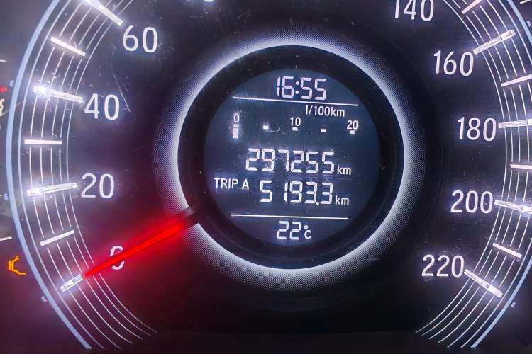 Used Honda Odyssey 2017 2.4L Luxury Edition Odometer Close Up