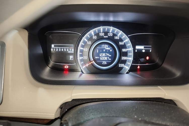 Used Honda Odyssey 2017 2.4L Luxury Edition Odometer Close Up