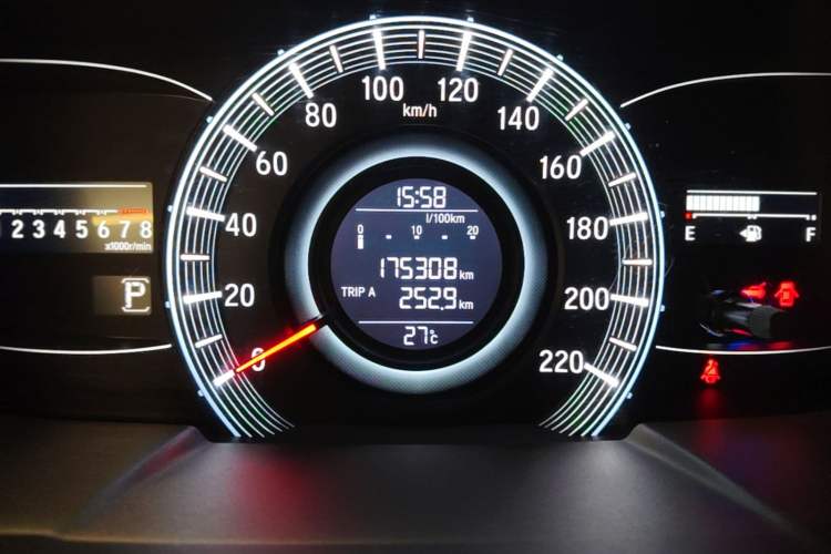 Used Honda Odyssey 2017 2.4L Luxury Edition Odometer Close Up