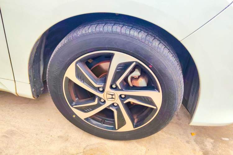 Used Honda Odyssey 2017 2.4L Luxury Edition Right Front Wheel Hub