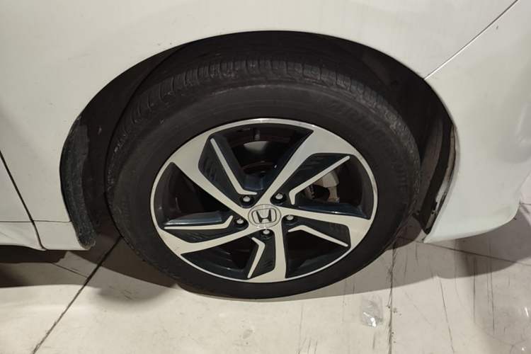 Used Honda Odyssey 2017 2.4L Luxury Edition Right Front Wheel Hub