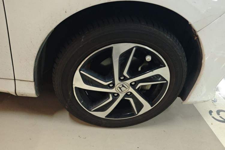 Used Honda Odyssey 2017 2.4L Luxury Edition Right Front Wheel Hub