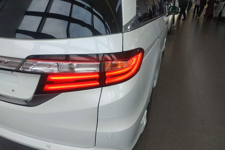 Used Honda Odyssey 2017 2.4L Smart Edition Right Rear Taillight