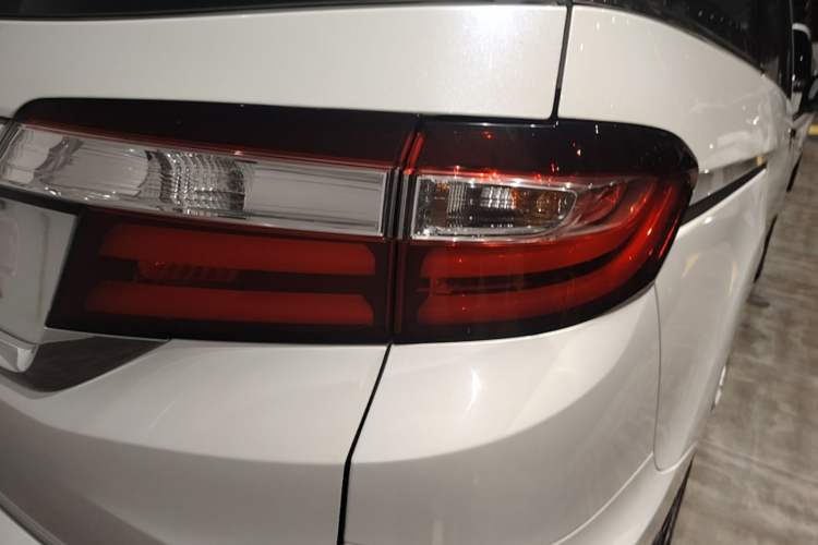 Used Honda Odyssey 2017 2.4L Luxury Edition Right Rear Taillight
